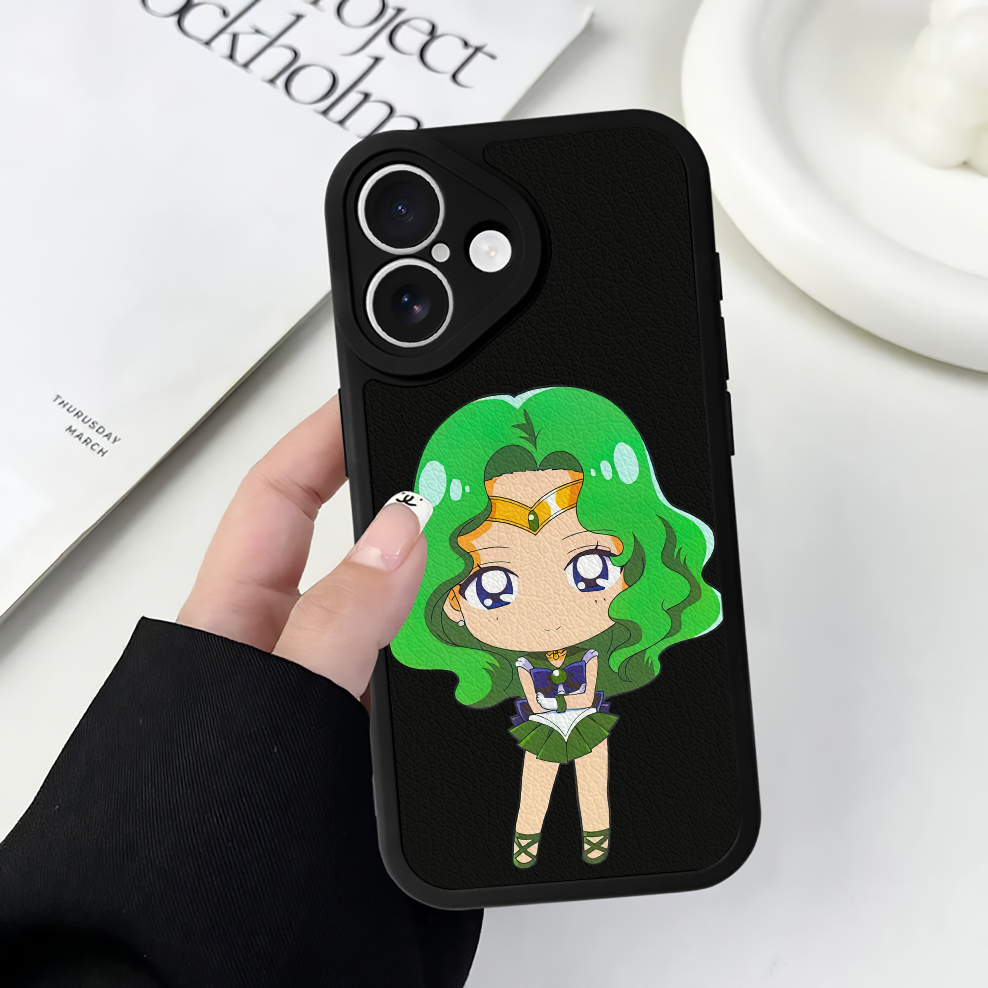 （画像用） 美少女戦士セーラームーン 海王 みちる（かいおう みちる） Sailor Moon Kaiou Michiru 【iPhone 16シリーズ対応】シリコンスマホケース（レザー調） 材質：シリコン